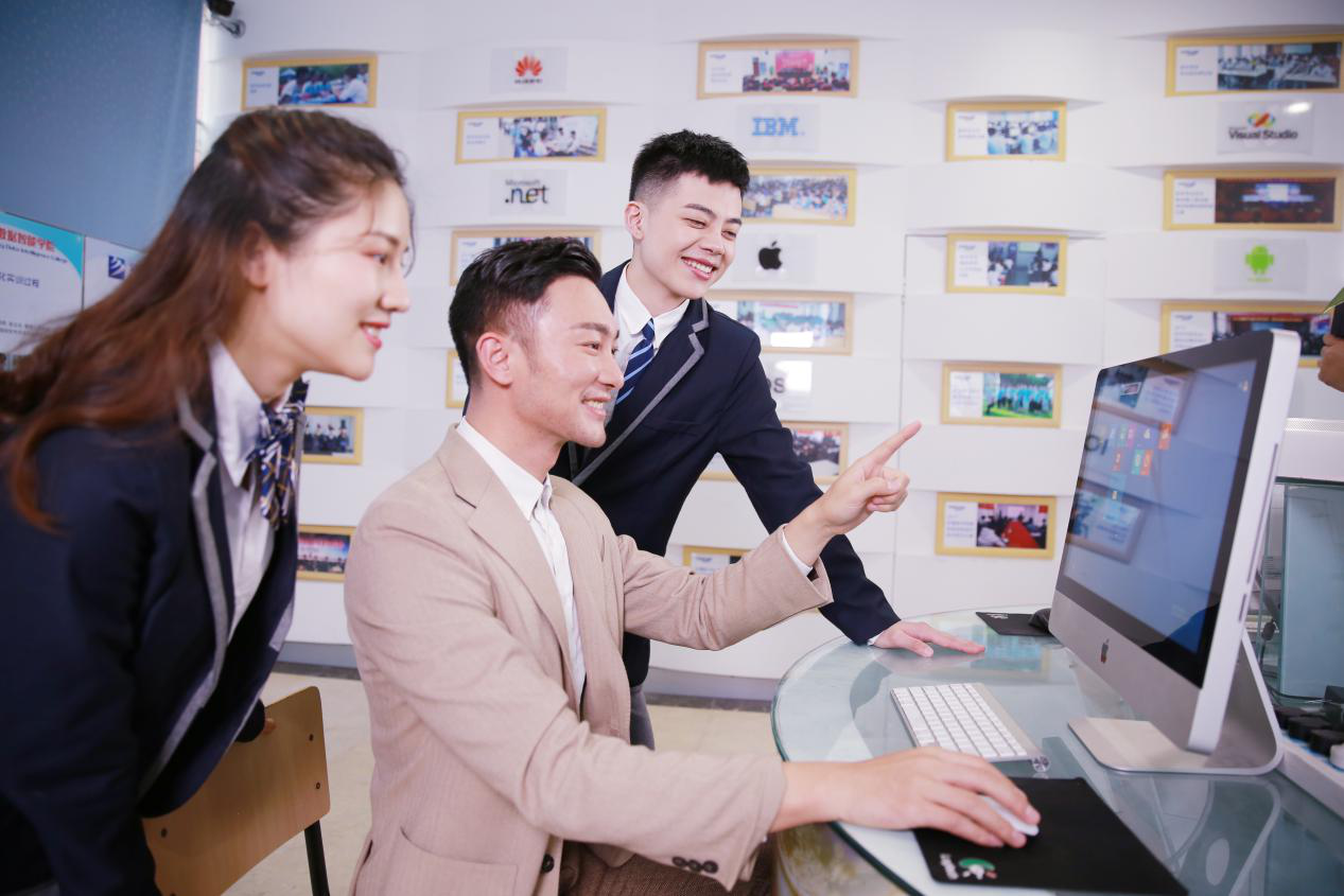 What？聽說新華云課堂能帶你走出傳統(tǒng)課堂，享受個性化學習！