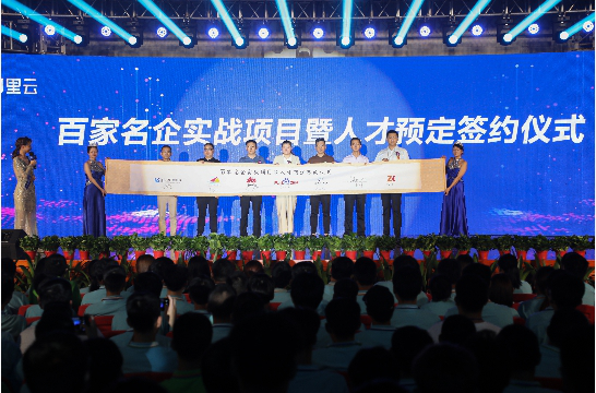 新華電腦教育：帶薪實(shí)訓(xùn)，邊拿薪水邊學(xué)習(xí)