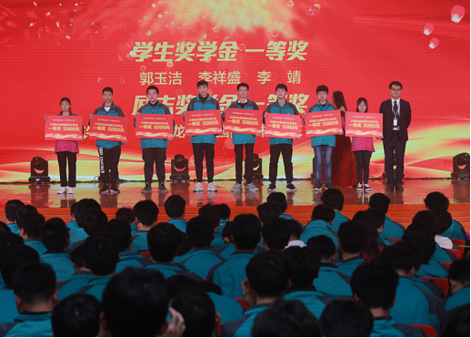 新華電腦教育：帶薪實(shí)訓(xùn)，邊拿薪水邊學(xué)習(xí)