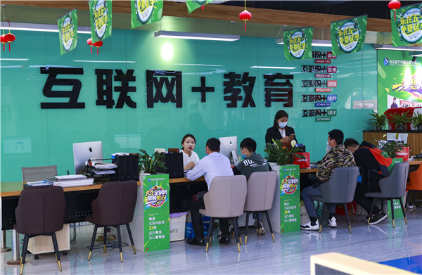 【南京新華五一試學(xué)營(yíng)】試學(xué)火爆，歡迎新同學(xué)來(lái)到南京新華~