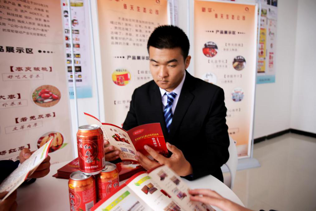 燃爆！麗江石榴哥現(xiàn)場(chǎng)連麥新華電商<a href=http://njxh.cn target=_blank class=infotextkey>專業(yè)</a>學(xué)子