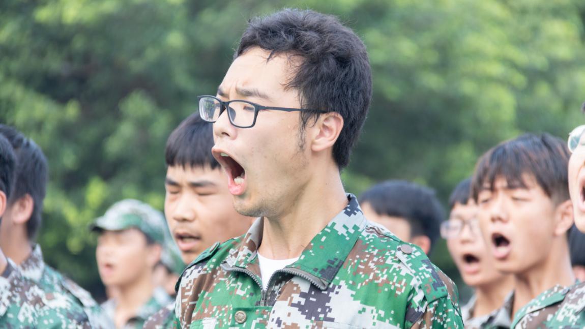 新華“三教三訓(xùn)”之軍訓(xùn)|揮灑汗水書(shū)寫(xiě)迷彩青春！