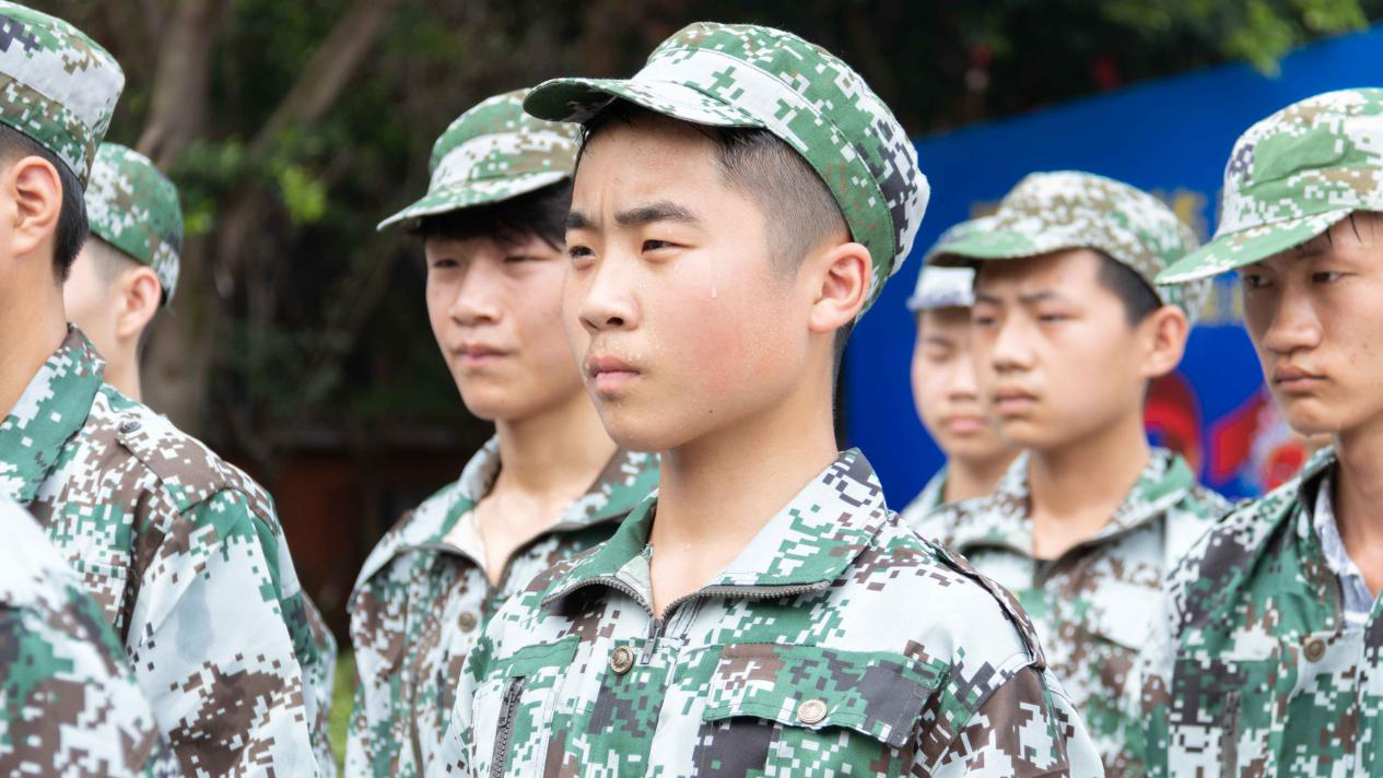 新華“三教三訓(xùn)”之軍訓(xùn)|揮灑汗水書(shū)寫(xiě)迷彩青春！