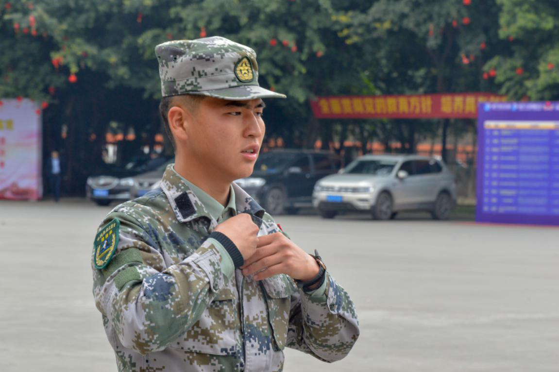 新華“三教三訓(xùn)”之軍訓(xùn)|揮灑汗水書(shū)寫(xiě)迷彩青春！