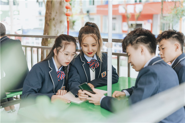 小孩兒初三了學習成績不理想，是上普高還是上職中學一門技術？