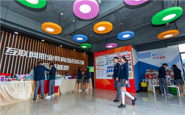 小孩兒初三了學習成績不理想，是上普高還是上職中學一門技術？
