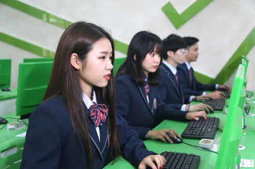女生初中畢業(yè)學(xué)什么？女生適合學(xué)互聯(lián)網(wǎng)嗎？