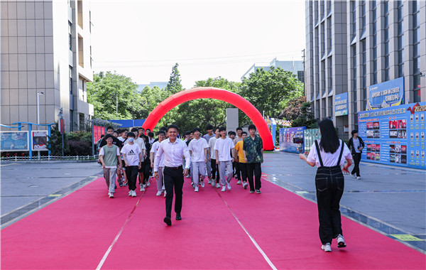 巔峰實習，京彩有你 ——南京新華京東618實習項目總結與表彰大會圓滿結束