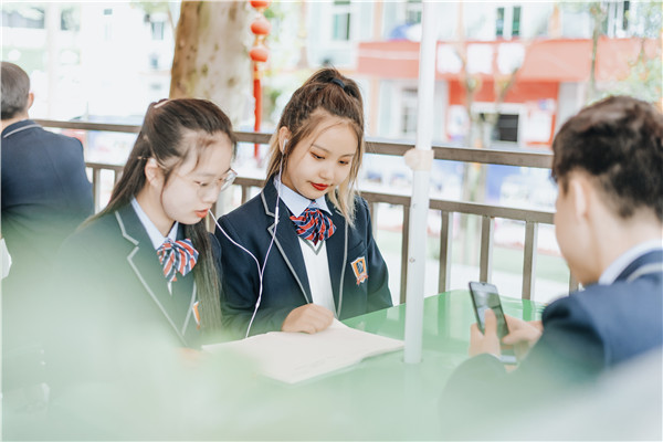 考不上<a href=http://njxh.cn target=_blank class=infotextkey>高中</a>，女生學(xué)什么<a href=http://njxh.cn target=_blank class=infotextkey>專業(yè)</a>好？