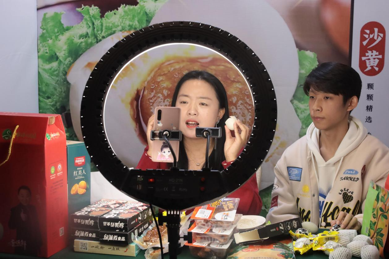 2021年南昌縣首屆青年網(wǎng)絡直播創(chuàng)業(yè)大賽總決賽 新華電腦韓云霞老師帶領隊伍榮獲亞軍