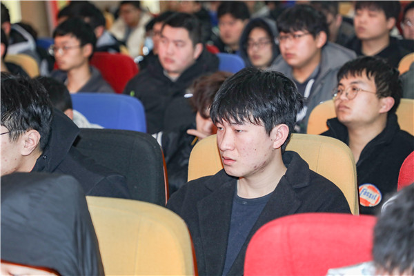 就業(yè)問(wèn)題是重大的經(jīng)濟(jì)社會(huì)問(wèn)題，具有重要性、緊迫性和長(zhǎng)期性，“就業(yè)難”成了絕大多數(shù)年輕人心中的困惑。為幫助我校學(xué)生做出清晰明確的就業(yè)規(guī)劃，提高同學(xué)們的就業(yè)競(jìng)爭(zhēng)力，2022年2月25日上午，南京新華平面設(shè)計(jì)的聞繪敏講師于學(xué)術(shù)報(bào)告廳為同學(xué)們開(kāi)展了以“新職業(yè)，新技術(shù)，新青年”為主題的畢業(yè)生職業(yè)規(guī)劃及求職技巧講座。