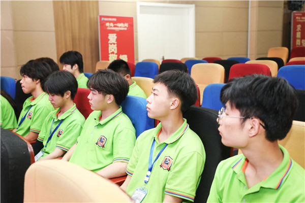 為幫助我校學(xué)生明確職業(yè)生涯規(guī)劃，確定個(gè)人職業(yè)方向，強(qiáng)化職業(yè)規(guī)劃意識(shí)，更好地樹立個(gè)人理想，2022年7月29日，南京新華電腦專修學(xué)校在學(xué)術(shù)報(bào)告廳舉行第十二屆職業(yè)生涯規(guī)劃演講大賽