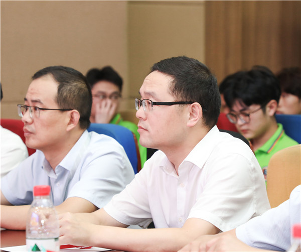 為幫助我校學(xué)生明確職業(yè)生涯規(guī)劃，確定個(gè)人職業(yè)方向，強(qiáng)化職業(yè)規(guī)劃意識(shí)，更好地樹立個(gè)人理想，2022年7月29日，南京新華電腦專修學(xué)校在學(xué)術(shù)報(bào)告廳舉行第十二屆職業(yè)生涯規(guī)劃演講大賽