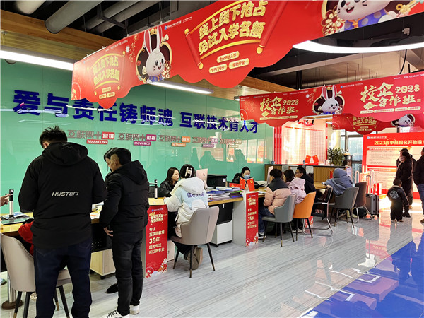 喜迎開學 圓夢新華|直擊南京新華火熱報名現(xiàn)場！