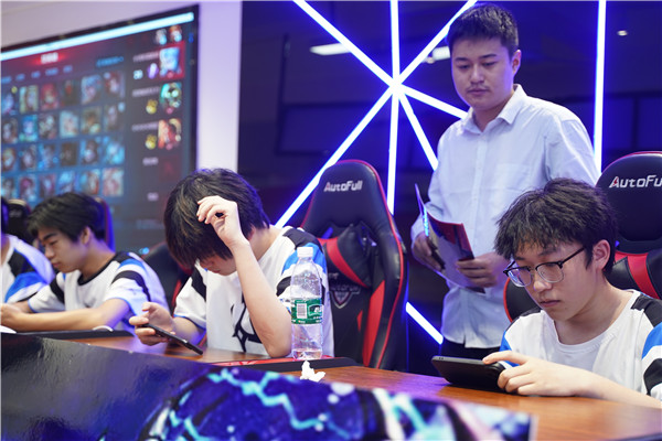 恭喜！我校學(xué)生代表隊(duì)榮獲2023 年“迎亞運(yùn)”新華電腦教育王者榮耀電競對抗賽亞軍