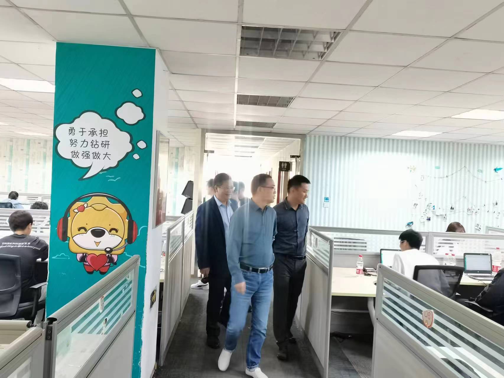 回訪企業(yè)實習(xí)學(xué)生，關(guān)懷職業(yè)成長道路