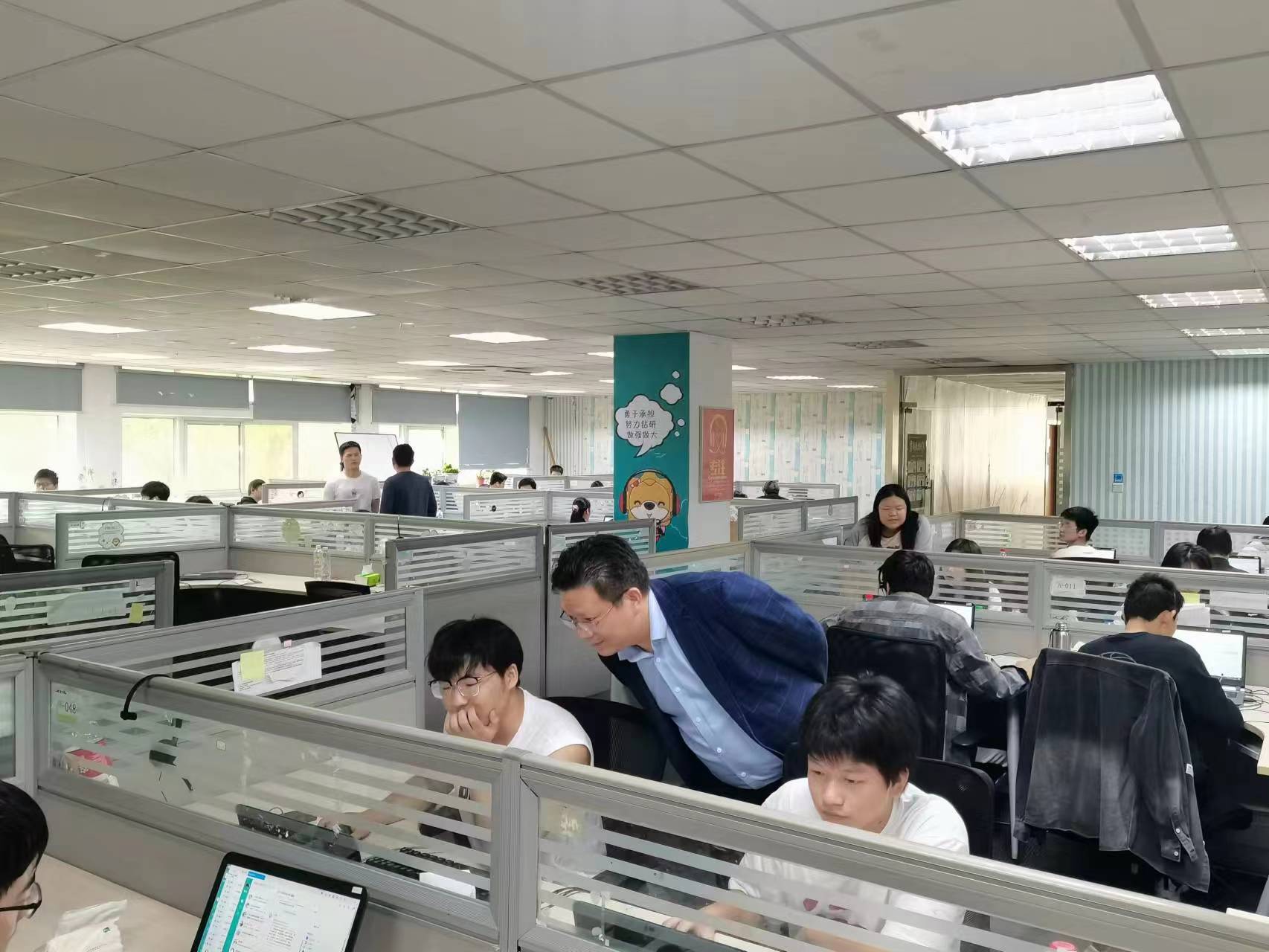 回訪企業(yè)實習(xí)學(xué)生，關(guān)懷職業(yè)成長道路