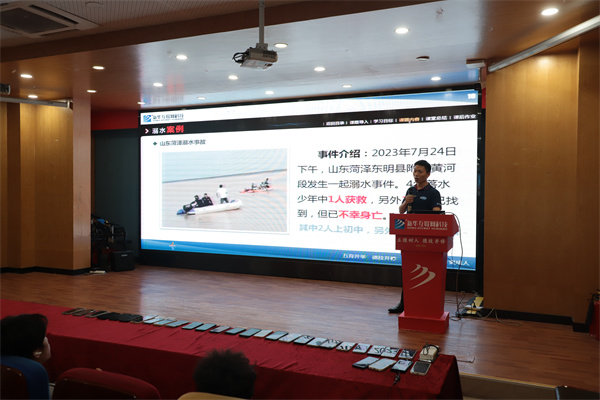 南京新華電腦專修學(xué)校舉辦新生安全教育講座，鄭德剛老師精彩開講