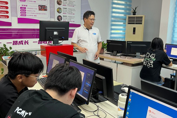 筑夢新崗位，啟航職場路 | 南京新華電腦開展就業(yè)指導(dǎo)宣講課