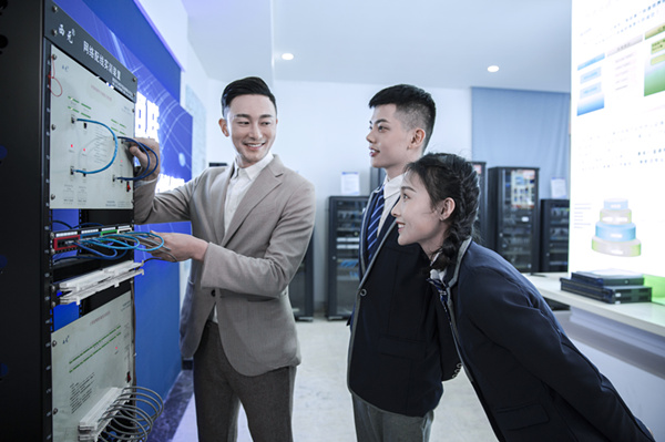 初中沒畢業(yè)學什么好？初中可以學計算機么？
