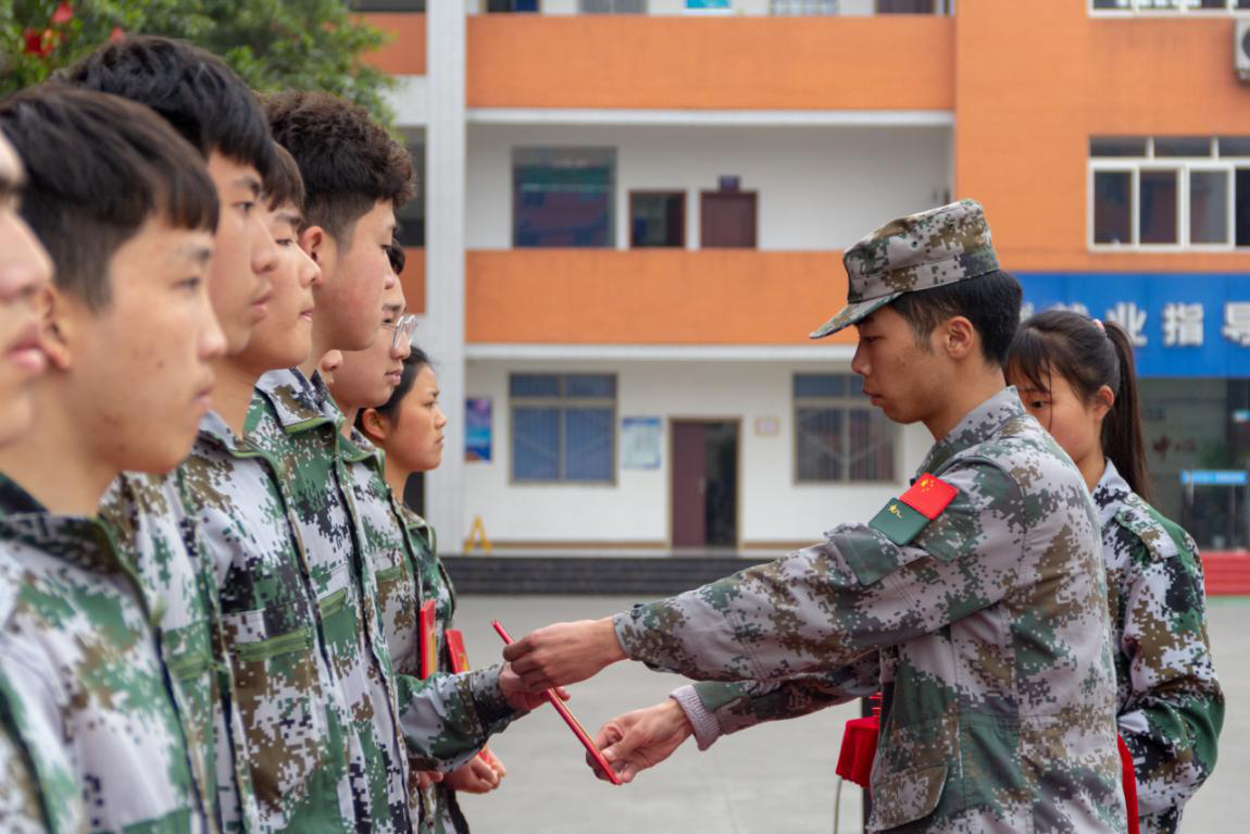 新華“三教三訓(xùn)”之軍訓(xùn)|揮灑汗水書寫迷彩青春！