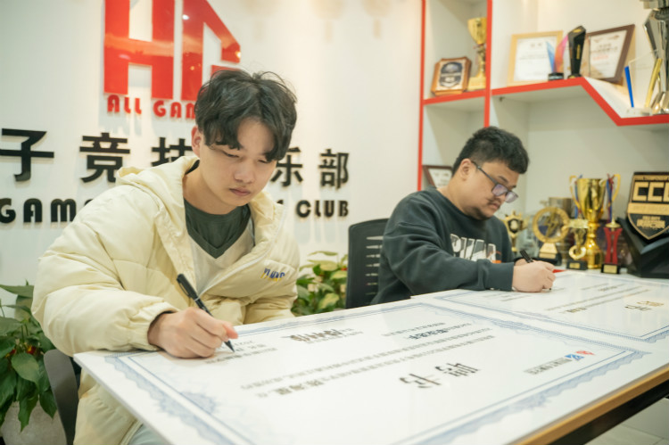 實力見證！又一新華電腦教育學(xué)子簽約AG俱樂部！
