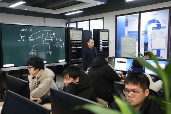 初中成績不好上不了高中怎么辦？南京新華為你點亮技能人生！