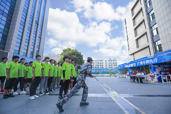 沙場秋點(diǎn)兵，口號(hào)震天響