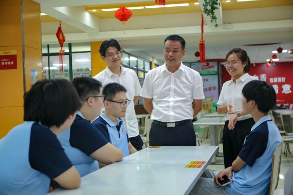 炎炎夏日，心系學(xué)子丨南京新華電腦開展2024級(jí)新生慰問活動(dòng)
